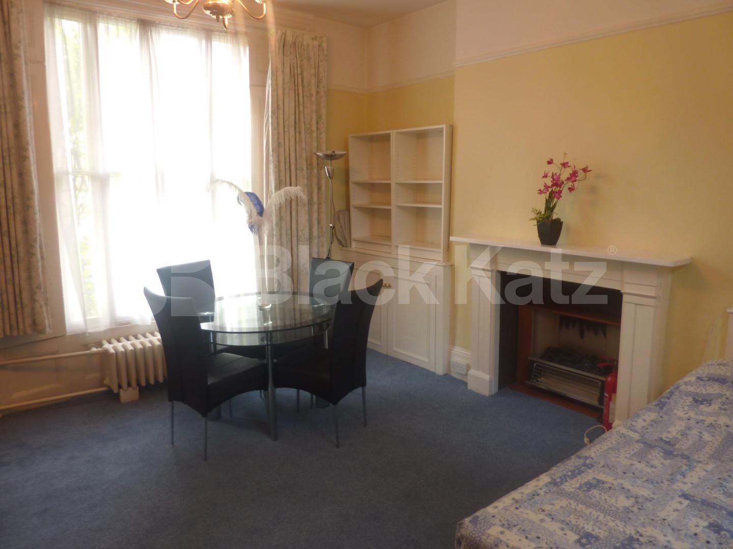 			NEAR PRIMROSE HILL!, Studio Apartment, 1 bath, 1 reception Flat			 Chalcott Crescent, PRIMROSE HILL